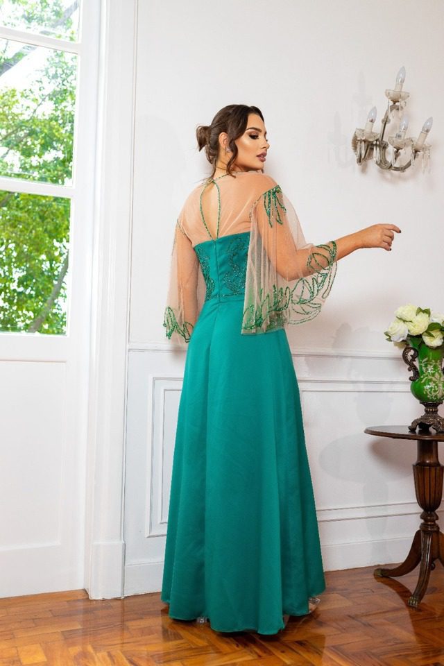 Vestido longo verde esmeralda com manga flare, bordado manualmente com vidrilhos de cristal - Imagem 2