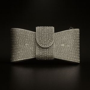 Clutch Prata com Formato em Laço com Strass