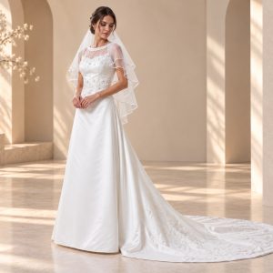 Vestido de Noiva em Cetim com Renda, Corpete e Cauda