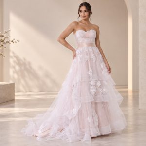 Vestido de Noiva 2 em 1, com Base Curto e Saia em Camadas com Aplicação de Renda