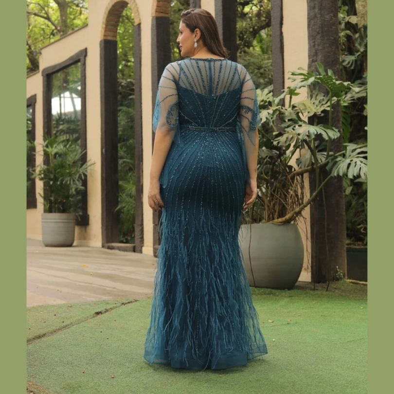 Vestido Longo Azul Petróleo com Bordados Brilhantes, Mangas Leves e Detalhes de Plumas na Saia - Imagem 2
