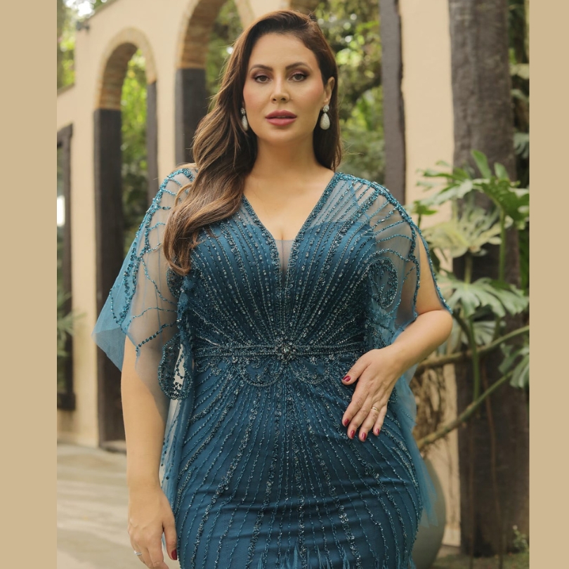 Vestido Longo Azul Petróleo com Bordados Brilhantes, Mangas Leves e Detalhes de Plumas na Saia - Imagem 3