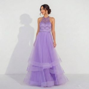 Vestido Lilás com Corpo Bordado, Gola Halter e Saia em Camadas de Tule