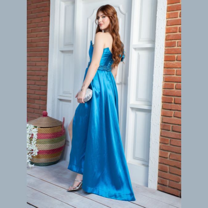 Vestido Azul Turquesa um Ombro só com Cinto Bordado e Laço - Imagem 2