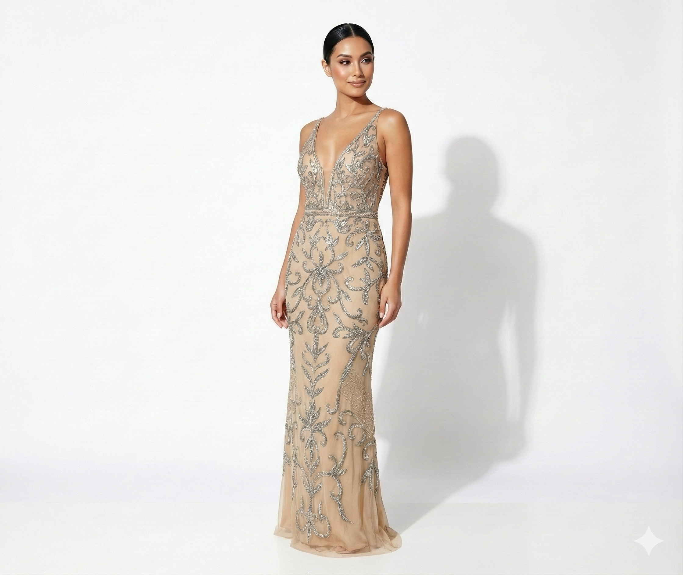 Vestido Nude Bordado Com Pedrarias Prata e Decote Profundo