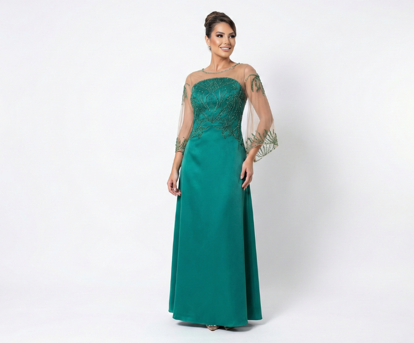 Vestido longo verde esmeralda com manga flare, bordado manualmente com vidrilhos de cristal