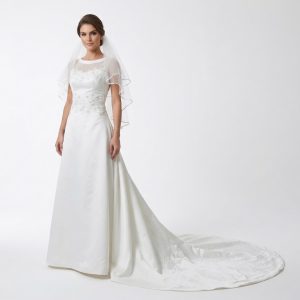 Vestido de Noiva em Cetim com Renda, Corpete e Cauda