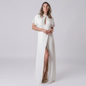 Vestido Off White, em Cetim de Seda com Decote Gota e Fenda
