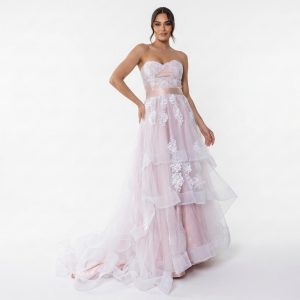 Vestido de Noiva 2 em 1, com Base Curto e Saia em Camadas com Aplicação de Renda